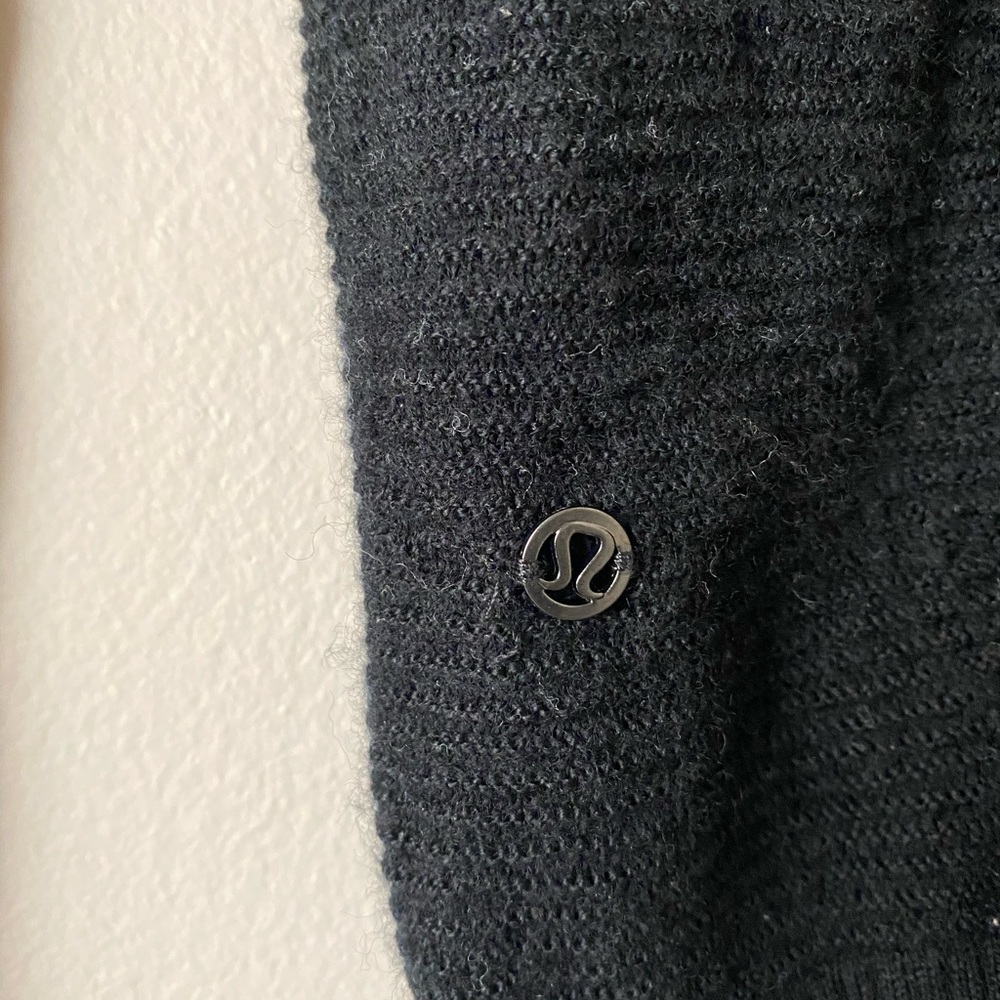 LULULEMON SWEATER